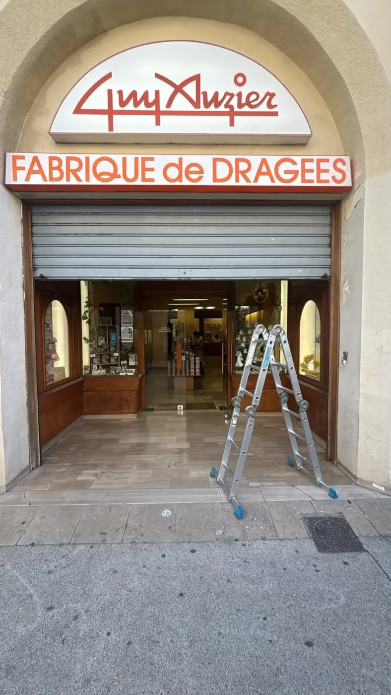 Installation et pose de rideau métallique à Marseille 5